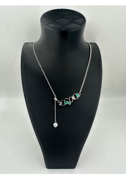 Gümüş Renk Renkli Taşlı ve Inci Uçlu Modern Kolye – Şık & Asimetrik Tasarım