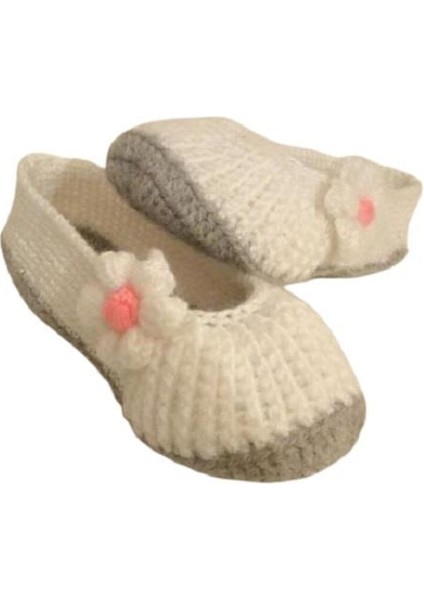 Örgü Papatya Modeli Kız Bebek Patiği