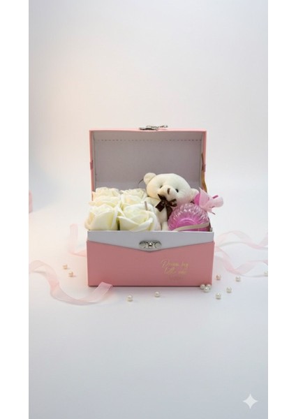 Pembe Kapaklı Lüks Kutuda Solmayan Beyaz Güller, Mini Ayıcık ve Kolonya Seti | Özel Gün Hediyesi