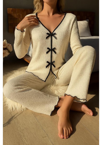 Venüsshopping- Kadın Beyaz Fiyonklu Iç Çamaşırı ve Uzun Kollu V Yaka Pijama Takımı 4'lü Set fiyatları