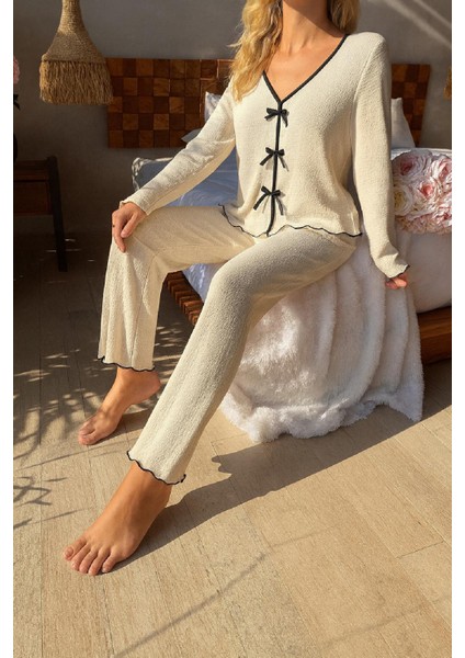 Venüsshopping- Kadın Beyaz Fiyonklu Iç Çamaşırı ve Uzun Kollu V Yaka Pijama Takımı 4'lü Set fırsatları