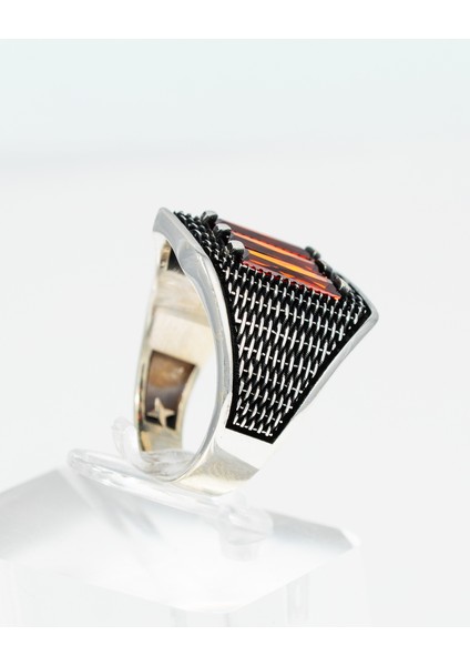 Üç Taşlı Kırmızı Zirkon Detaylı 925 Ayar Gümüş Erkek Yüzük – Modern ve Cesur Tasarım fiyatları