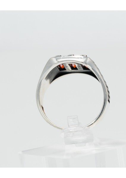 Üç Taşlı Kırmızı Zirkon Detaylı 925 Ayar Gümüş Erkek Yüzük – Modern ve Cesur Tasarım fırsatları