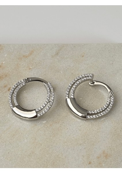 Yarısı Taşlı Yarısı Parlak Gümüş Renkli Halka Şekilli Silver Küpe