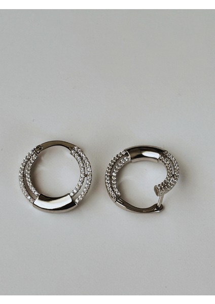 Yarısı Taşlı Yarısı Parlak Gümüş Renkli Halka Şekilli Silver Küpe modelleri