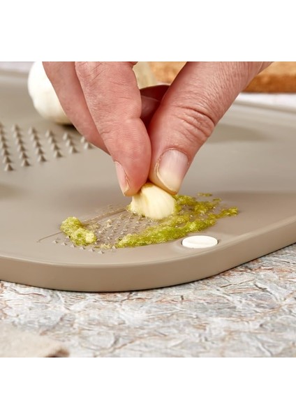 Çift Taraflı Kaydırmaz Kesim Panosu – Sarımsak Rendeleme Bölmeli, Et ve Balık Sabitleyici Dikenli, Sıvı Bariyerli, Çift Yüzeyli Doğrama Tahtası, Gıda Güvenli, Kaydırmaz Cotalı Prat modelleri