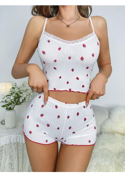 Beyaz Üstüne Çilek Desenli Askılı Şortlu Pijama Takımı