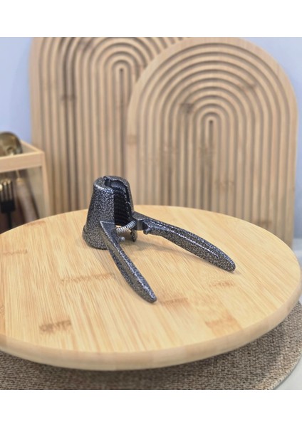 Döküm Ceviz ve Fındık Kıracağı – %100 Yerli Üretim, Dayanıklı Metal Gövde, Ergonomik Tasarım
