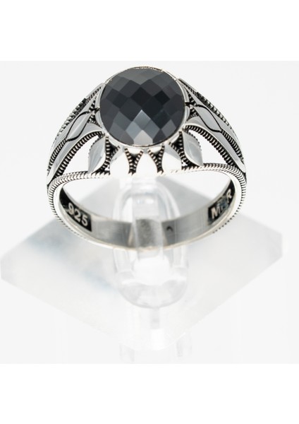 Siyah Garnet Taşlı 925 Ayar Gümüş Erkek Yüzük – Ince Işlemeli Zarif Tasarım