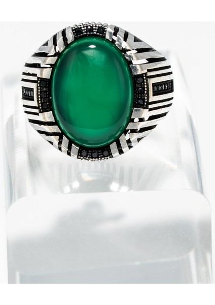 Yeşil Akik Taşlı Modern Desenli 925 Ayar Gümüş Erkek Yüzük – Güçlü ve Dikkat Çekici Stil