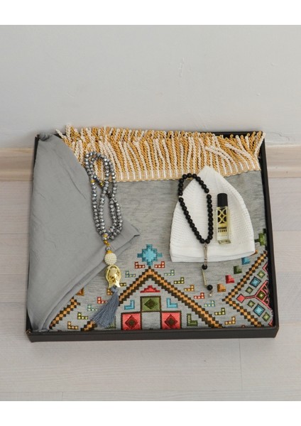 Çeyizlik Hediyelik Seccade Set– Kilim Desenli Astarlı Kadife Seccade, Eşarp, Kristal Tesbih, Erkek Tesbihi, Takke ve Esans Özel Kutulu