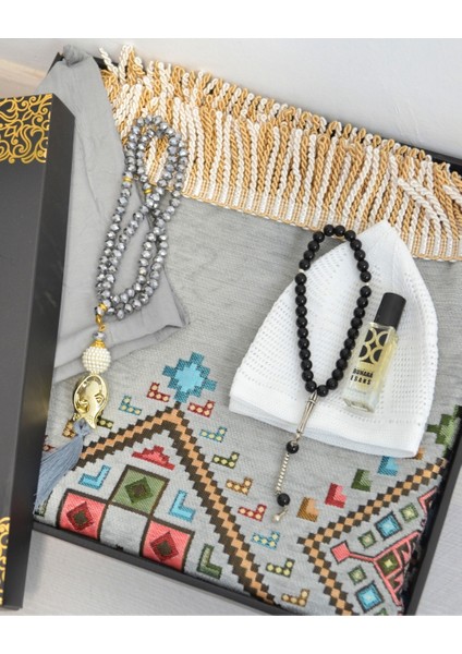 Çeyizlik Hediyelik Seccade Set– Kilim Desenli Astarlı Kadife Seccade, Eşarp, Kristal Tesbih, Erkek Tesbihi, Takke ve Esans Özel Kutulu fiyatları