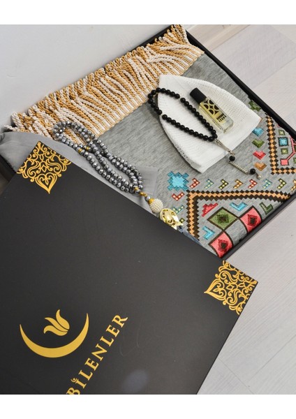 Çeyizlik Hediyelik Seccade Set– Kilim Desenli Astarlı Kadife Seccade, Eşarp, Kristal Tesbih, Erkek Tesbihi, Takke ve Esans Özel Kutulu modelleri