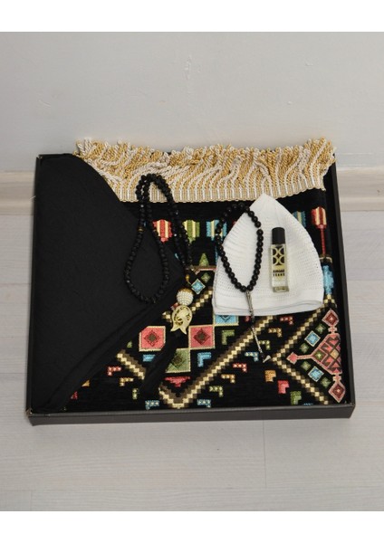 Çeyizlik Hediyelik Seccade Set– Kilim Desenli Astarlı Kadife Seccade, Eşarp, Kristal Tesbih, Erkek Tesbihi, Takke ve Esans Özel Kutulu
