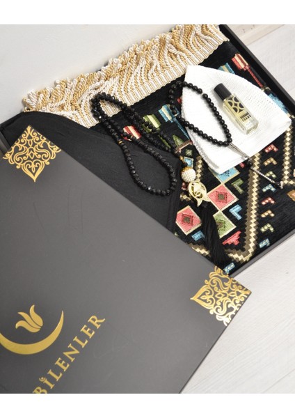 Çeyizlik Hediyelik Seccade Set– Kilim Desenli Astarlı Kadife Seccade, Eşarp, Kristal Tesbih, Erkek Tesbihi, Takke ve Esans Özel Kutulu modelleri