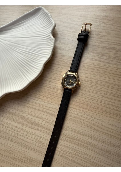 Retro Minimal Deri Kordon Vintage Kadın Kol Saati Siyah modelleri