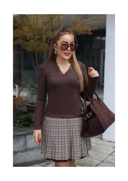 Buketli Kadın Piliseli Ekose Etekli V Yakası Dantelli Üstü Örme Uzun Kollu Kısa Elbise