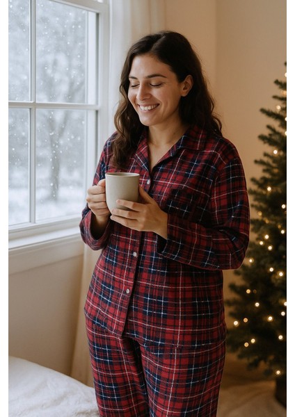 Kırmızı Ekose Desenli %100 Pamuklu Düğmeli Kadın Pijama Takımı – Yumuşak Süet Dokulu Rahat Kesim