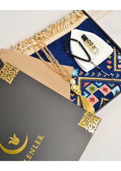 Çeyizlik Hediyelik Seccade Set– Kilim Desenli Astarlı Kadife Seccade, Eşarp, Kristal Tesbih, Erkek Tesbihi, Takke ve Esans Özel Kutulu fiyatları