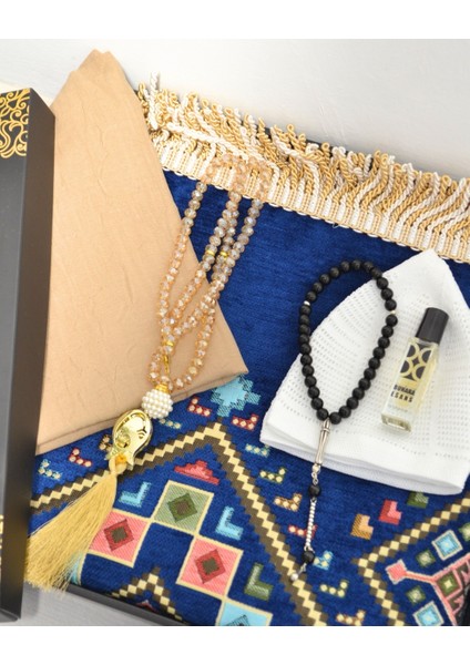 Çeyizlik Hediyelik Seccade Set– Kilim Desenli Astarlı Kadife Seccade, Eşarp, Kristal Tesbih, Erkek Tesbihi, Takke ve Esans Özel Kutulu modelleri