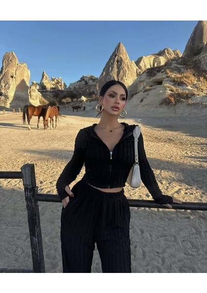 Kadın Uzun Kollu Parmak Geçme ve Fermuar Detay Kısa Ceket ve Ispanyol Paça Pantolon Ikili Takim