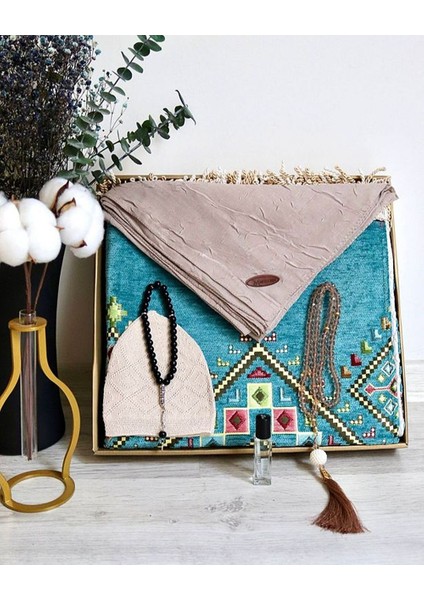 Çeyizlik Hediyelik Seccade Set– Kilim Desenli Astarlı Kadife Seccade, Eşarp, Kristal Tesbih, Erkek Tesbihi, Takke ve Esans Özel Kutulu