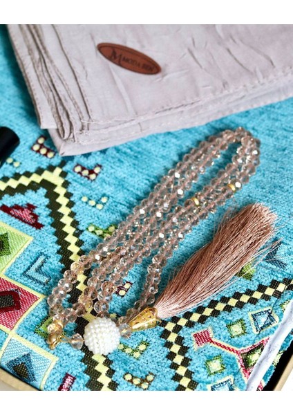 Çeyizlik Hediyelik Seccade Set– Kilim Desenli Astarlı Kadife Seccade, Eşarp, Kristal Tesbih, Erkek Tesbihi, Takke ve Esans Özel Kutulu fiyatları