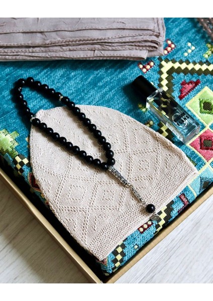 Çeyizlik Hediyelik Seccade Set– Kilim Desenli Astarlı Kadife Seccade, Eşarp, Kristal Tesbih, Erkek Tesbihi, Takke ve Esans Özel Kutulu modelleri