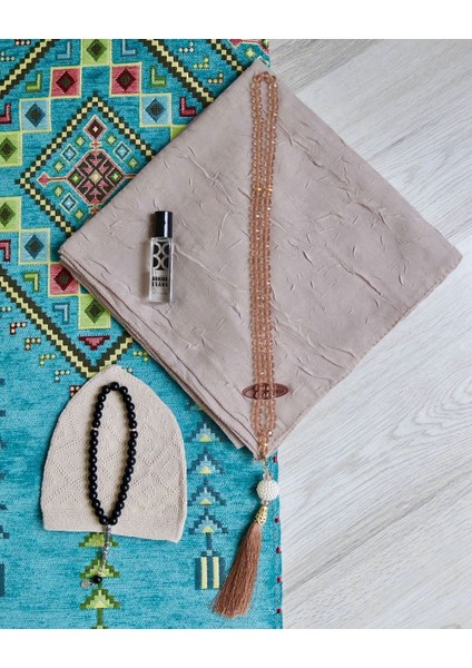 Çeyizlik Hediyelik Seccade Set– Kilim Desenli Astarlı Kadife Seccade, Eşarp, Kristal Tesbih, Erkek Tesbihi, Takke ve Esans Özel Kutulu fırsatları