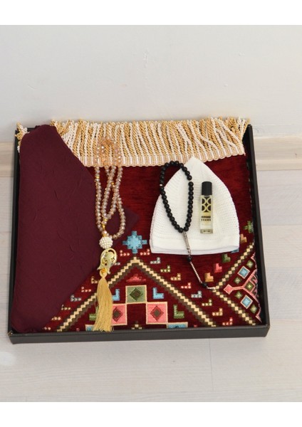 Çeyizlik Hediyelik Seccade Set– Kilim Desenli Astarlı Kadife Seccade, Eşarp, Kristal Tesbih, Erkek Tesbihi, Takke ve Esans Özel Kutulu