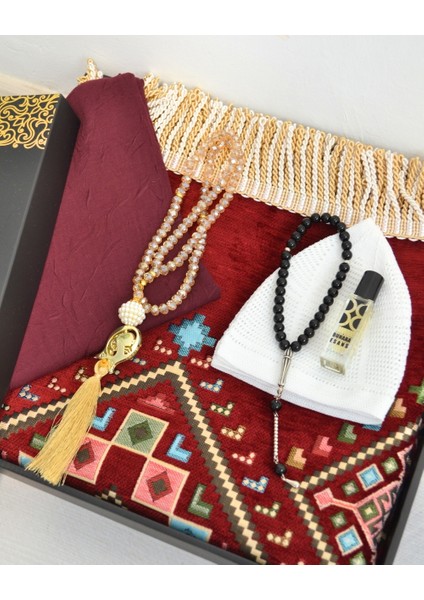 Çeyizlik Hediyelik Seccade Set– Kilim Desenli Astarlı Kadife Seccade, Eşarp, Kristal Tesbih, Erkek Tesbihi, Takke ve Esans Özel Kutulu fiyatları