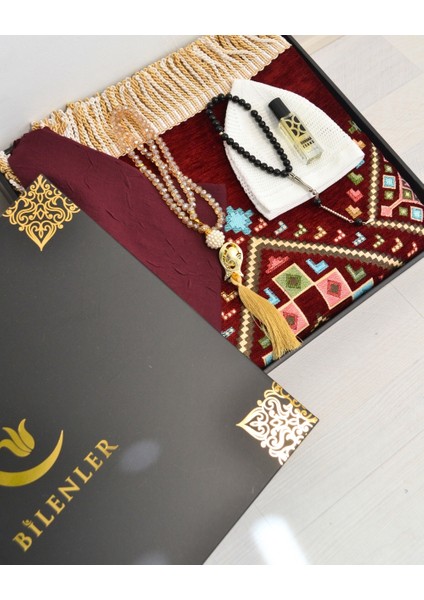 Çeyizlik Hediyelik Seccade Set– Kilim Desenli Astarlı Kadife Seccade, Eşarp, Kristal Tesbih, Erkek Tesbihi, Takke ve Esans Özel Kutulu modelleri