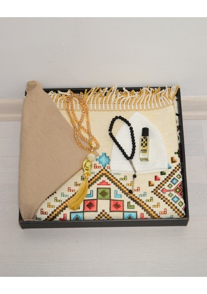 Çeyizlik Hediyelik Seccade Set– Kilim Desenli Astarlı Kadife Seccade, Eşarp, Kristal Tesbih, Erkek Tesbihi, Takke ve Esans Özel Kutulu