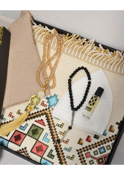 Çeyizlik Hediyelik Seccade Set– Kilim Desenli Astarlı Kadife Seccade, Eşarp, Kristal Tesbih, Erkek Tesbihi, Takke ve Esans Özel Kutulu fiyatları
