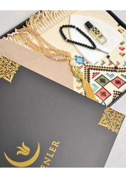 Çeyizlik Hediyelik Seccade Set– Kilim Desenli Astarlı Kadife Seccade, Eşarp, Kristal Tesbih, Erkek Tesbihi, Takke ve Esans Özel Kutulu indirimleri