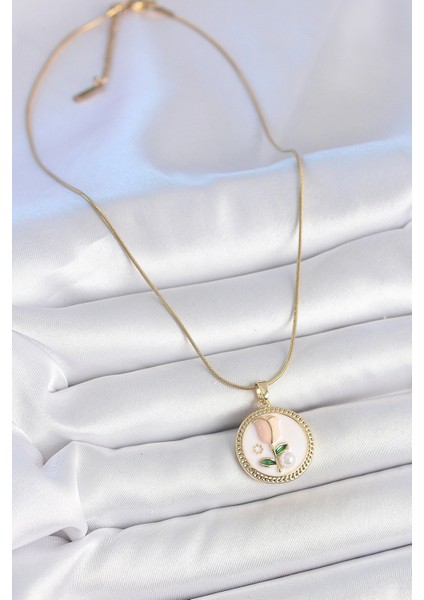 316L Çelik Gold Renk Beyaz Mineli Incili Çiçek Işlemeli Portre Model Kadın Kolye fiyatları