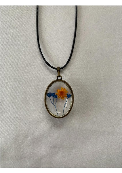 Kurutulmuş Sarı Çiçek Figürlü Kolye Siyah Deri Ipli