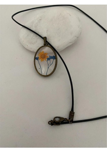 Kurutulmuş Sarı Çiçek Figürlü Kolye Siyah Deri Ipli fırsatları