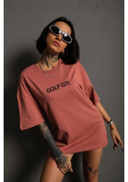 Kadın Oversize Baskılı Tişört – Golf Gtı Retro Araba Desenli, Ön & Arka Dijital Baskı, Sokak Modası Stil- Gül Kurusu