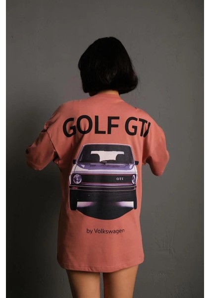 Kadın Oversize Baskılı Tişört – Golf Gtı Retro Araba Desenli, Ön & Arka Dijital Baskı, Sokak Modası Stil- Gül Kurusu modelleri