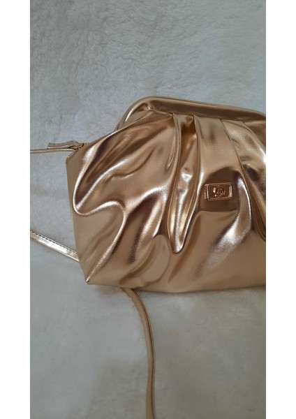 Büzgülü Çapraz Askılı Kadın Parlak Günlük ve Abiye El ve Omuz Çantası fiyatları