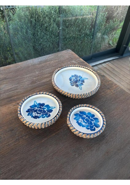 Mavi Çiçek Desenli Hasır Görünümlü Sunum Seti – 3 Parça El Yapımı Sofra Takımı