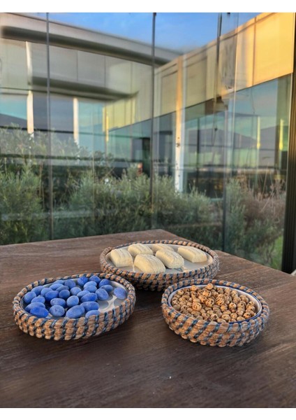 Mavi Çiçek Desenli Hasır Görünümlü Sunum Seti – 3 Parça El Yapımı Sofra Takımı fırsatları