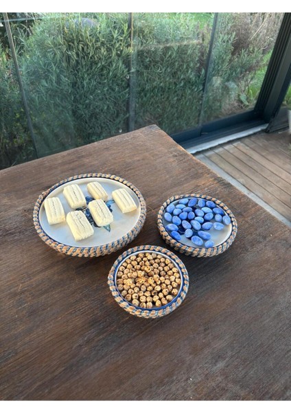 Mavi Çiçek Desenli Hasır Görünümlü Sunum Seti – 3 Parça El Yapımı Sofra Takımı