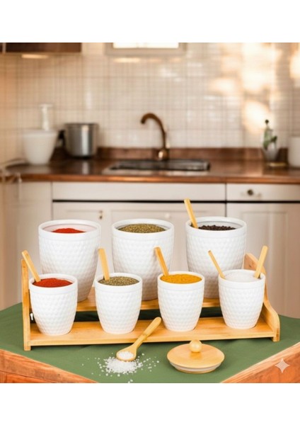 Bambu Standlı 7 Parça Seramik Baharatlık Seti – Kaşıklı Kapaklı Beyaz Modern Tasarım