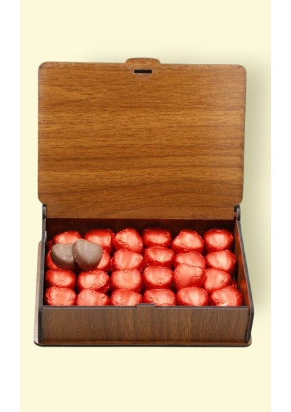 Ahşap Kutuda Hediyelik 50 Adet Kalp Çikolata – Özel Günler Için Tatlı Sürpriz Hediyelik