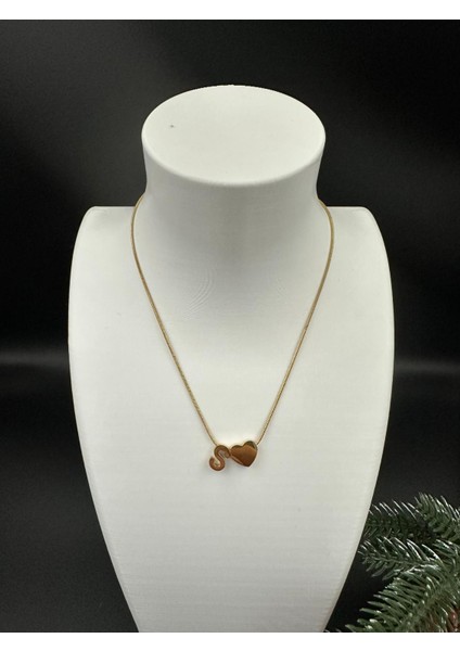 Altın Renk S Harfi ve Kalp Detaylı Çelik Kolye