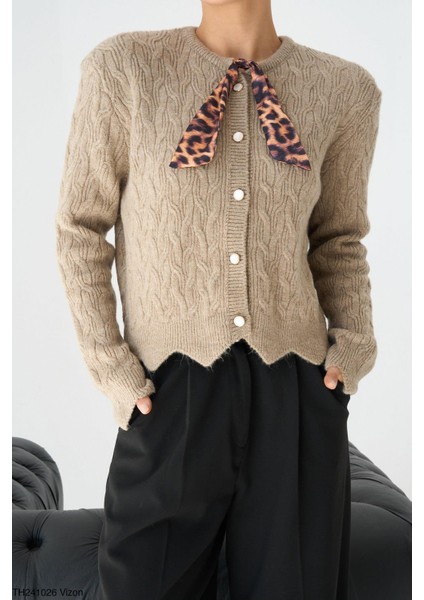 Fularlı Düz Hırka