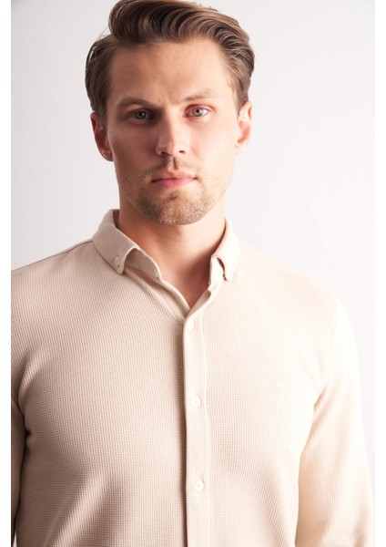 Bej Uzun Kol Düğmeli Yaka Kendinden Desenli Pamuklu Slim Fit Gömlek 1004255267 fırsatları