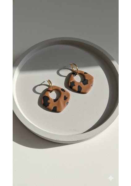 Leopar Desenli Altın Halkalı El Yapımı Küpe | Modern & Şık Tasarım – Lu Atelier